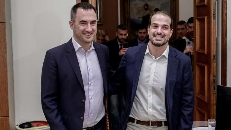 Επιστροφή Σακελλαρίδη με αγκαλιές και χαμόγελα - Η συνάντηση με Χαρίτση στη Βουλή και ο ρόλος του στη Νέα Αριστερά