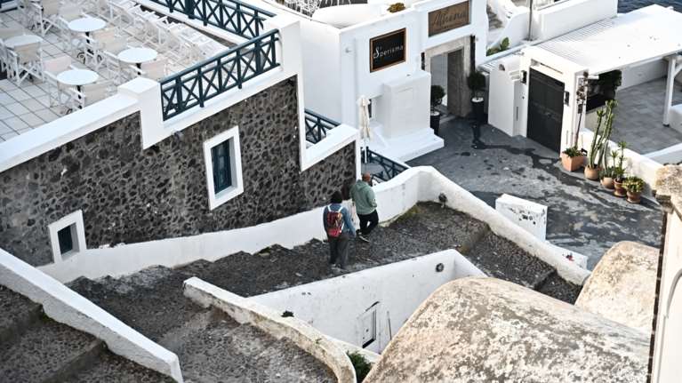 Ερημονήσι η Σαντορίνη: Άδειασαν οι δρόμοι στα Φηρά, κλείνουν τα μαγαζιά στην Οία [εικόνες - βίντεο]