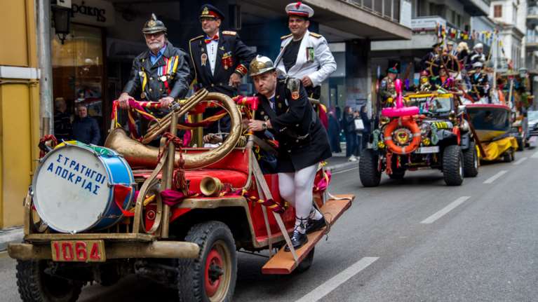 Πάτρα: Χωρίς παρέλαση αλλά σε ρυθμούς καρναβαλιού η πόλη - Οι εκδηλώσεις τελευταία μέρα της Αποκριάς [Εικόνες]