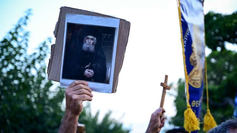 Απίστευτη ταλαιπωρία για την έκδοση ταυτότητας: Περίμενε 36 ώρες στην ουρά λόγω των αρνητών [βίντεο]