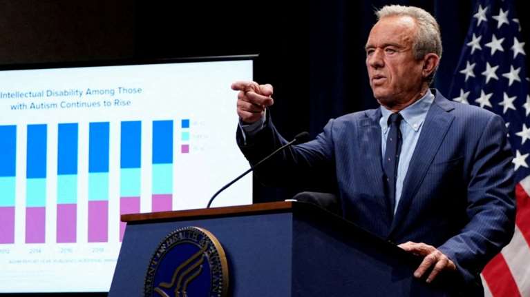 Ο &quot;πόλεμος&quot; της παρακεταμόλης: Γιατί η κυβέρνηση Τραμπ συνδέει τη χρήση της από εγκύους με την εμφάνιση αυτισμού