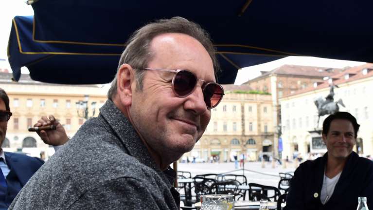 Κέβιν Σπέισι: Στο εδώλιο της βρετανικής δικαιοσύνης αυτή την εβδομάδα με κατηγορίες για σεξουαλικές επιθέσεις σε βάρος ανδρών