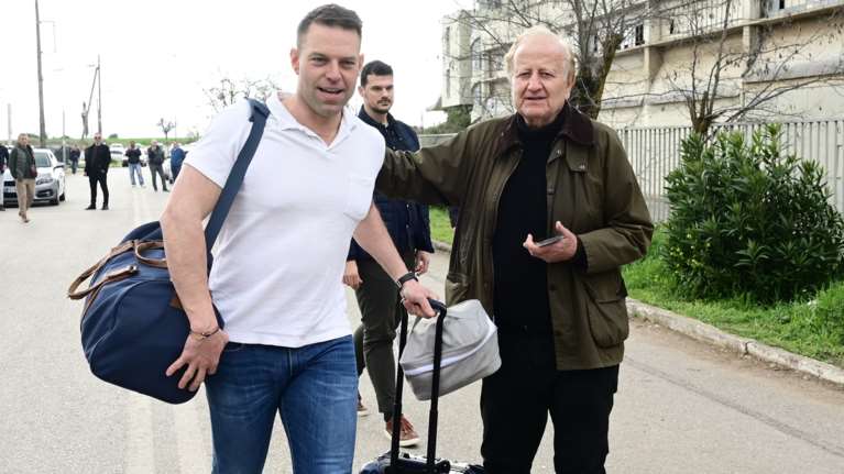 Θήβα: Το πρώτο βράδυ του Στέφανου Κασσελάκη στο στρατόπεδο - Οι εξετάσεις, ο θάλαμος με τους νεοσύλλεκτους και το συσσίτιο