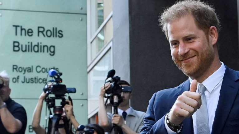 Τρία χρόνια μετά τη Μέγκαν, το Μπάκιγχαμ αφαίρεσε "αθόρυβα" τον τίτλο του πρίγκιπα Χάρι από την επίσημη ιστοσελίδα