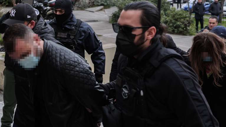 Αυτοί είναι οι δράστες της απαγωγής Κυπαρίσση - Οδηγήθηκαν στον εισαγγελέα [Εικόνες]