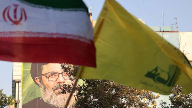 Guardian: Διχασμένο το Ιράν - Το ερώτημα είναι αν και πώς θα απαντήσει στο Ισραήλ, αναλύει το BBC