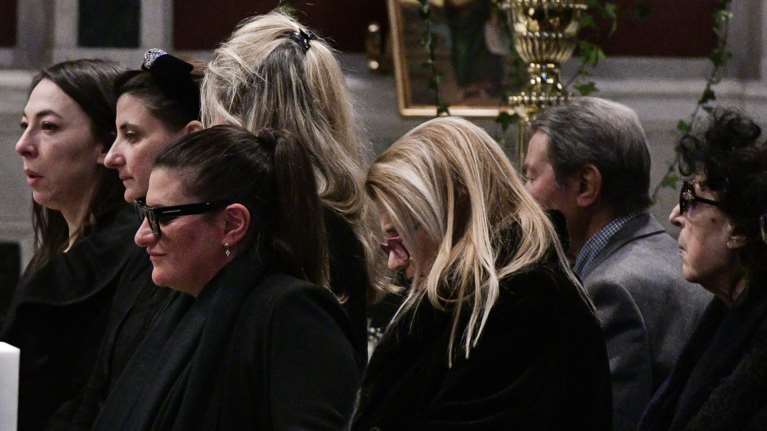 Κηδεία Κώστα Βουτσά: Συντετριμμένοι οι συγγενείς του - Υποβασταζόμενη η σύζυγός του