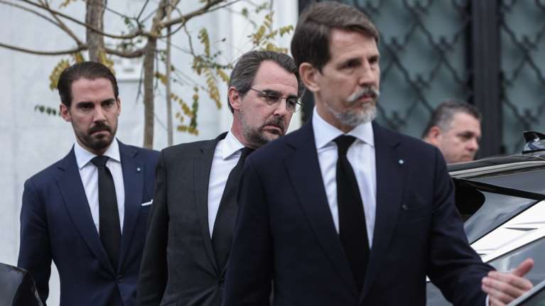 Γιατί ΠΑΣΟΚ και ΣΥΡΙΖΑ έχουν ενστάσεις για το επώνυμο &quot;Ντε Γκρες&quot; της τέως βασιλικής οικογένειας
