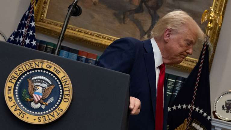 Ο Τραμπ απονέμει χάρη σε 23 πρόσωπα που διώκονταν εξαιτίας διαδηλώσεων κατά της άμβλωσης