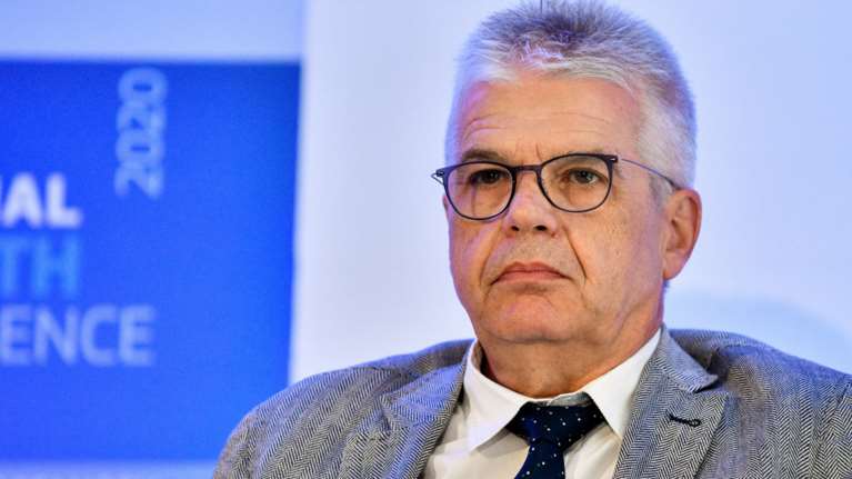 Καμπανάκι Γώγου για τις πλατείες: Μεγάλη πιθανότητα υπερμετάδοσης - Ένας μπορεί να μολύνει 100