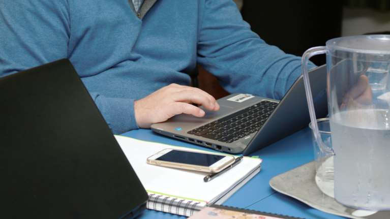 Τηλεργασία: Παράταση έως το τέλος του χρόνου και σε ποσοστό 50% - Τι προβλέπει η νέα ΚΥΑ