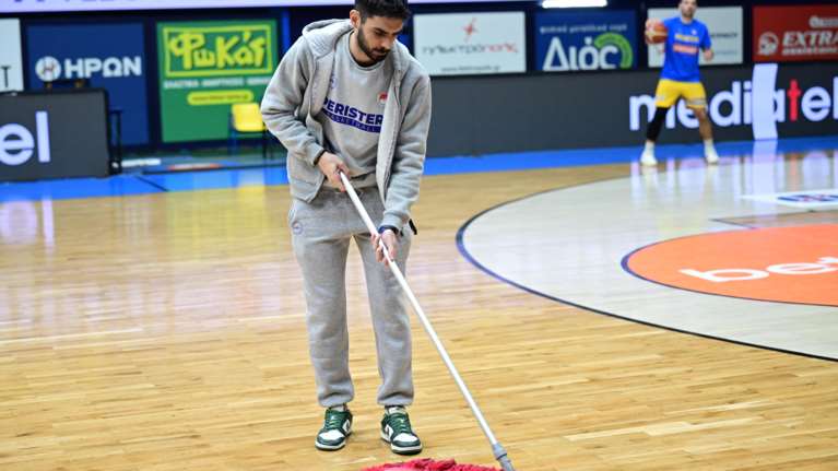 Αναβλήθηκε λόγω κακοκαιρίας ο αγώνας Περιστέρι-Σαραγόσα: Μπήκαν νερά από την οροφή