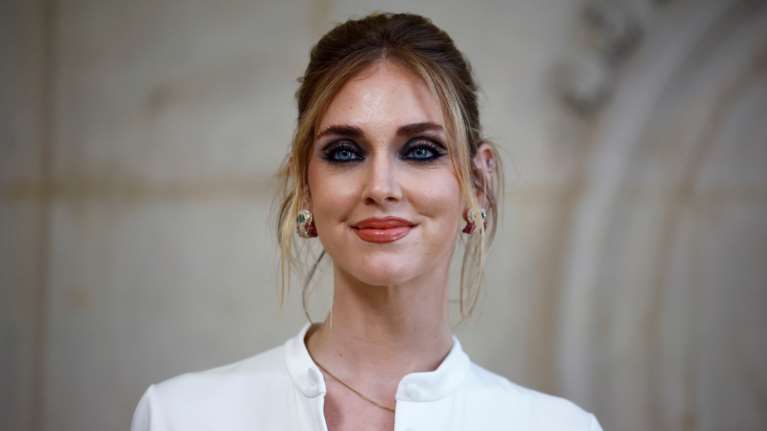 Κιάρα Φεράνι: Στιλάτη στο Παρίσι με κρουαζέ φόρεμα Dior και αιχμηρά αξεσουάρ