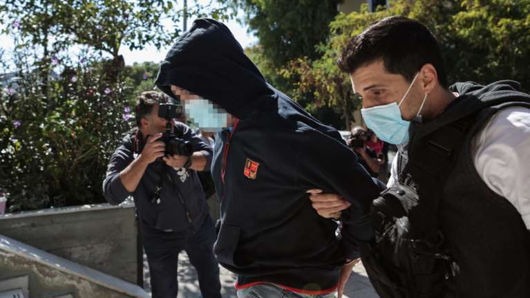 &quot;Κάτι της έστειλε αυτός και εκείνη... κοκκίνισε&quot;: Πώς εντόπισαν τον 53χρονο - Πάνω από 10 άτομα βίασαν την 12χρονη