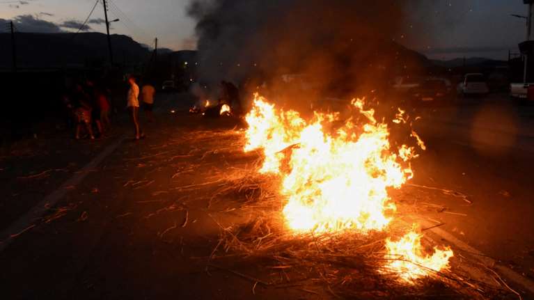 Επεισόδια στον Ασπρόπυργο: Ρομά έκαψαν λάστιχα - Άνοιξε η Λεωφόρος ΝΑΤΟ