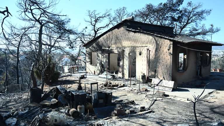 Δεκαπενταύγουστος στα καμένα: &quot;Όλη μου η περιουσία είναι... αυτά τα ρούχα&quot;- Οργή και απόγνωση στα αποκαΐδια