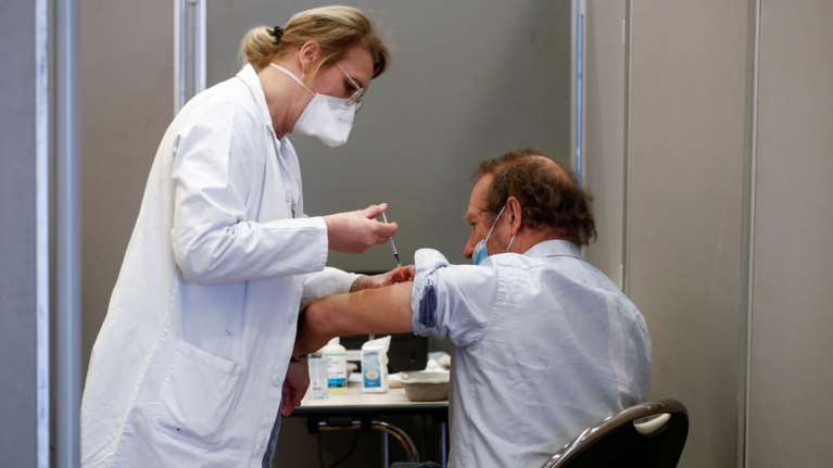 Οι Γάλλοι επιστρατεύουν... κτηνίατρους και οδοντίατρους για τους εμβολιασμούς κορονοϊού