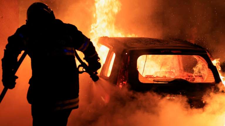 Γαλλία: Σοκάρει ο απολογισμός των ταραχών - 23.878 πυρκαγιές, 12.031 καμένα αυτοκίνητα, 3.500 προσαγωγές