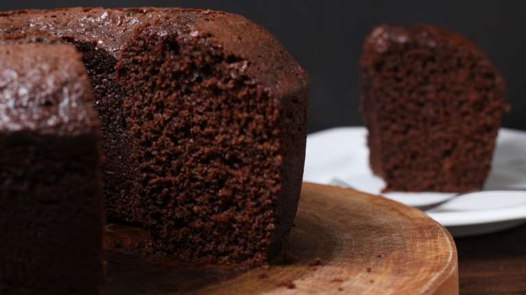Συνταγή για το πιο σοκολατένιο κέικ - Με λίγα υλικά και χωρίς μίξερ