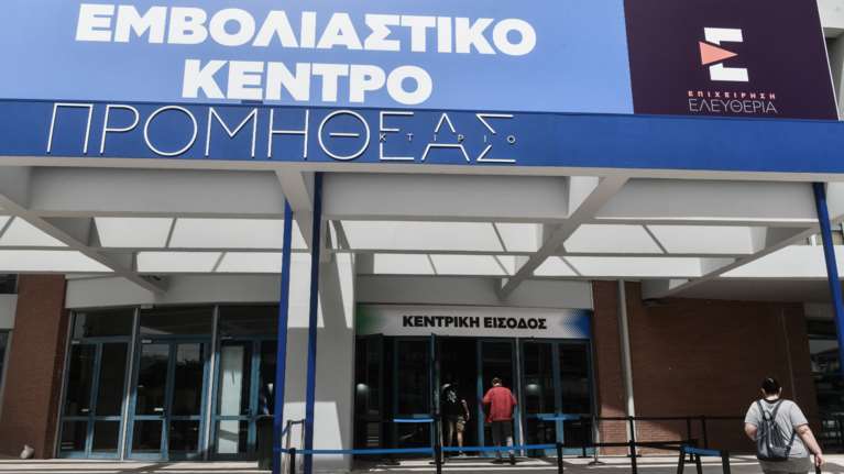 Εμβολιασμοί: Ιούνιο και Ιούλιο η σειρά των 18 και άνω - Τι ισχύει με την τρίτη δόση των εμβολίων