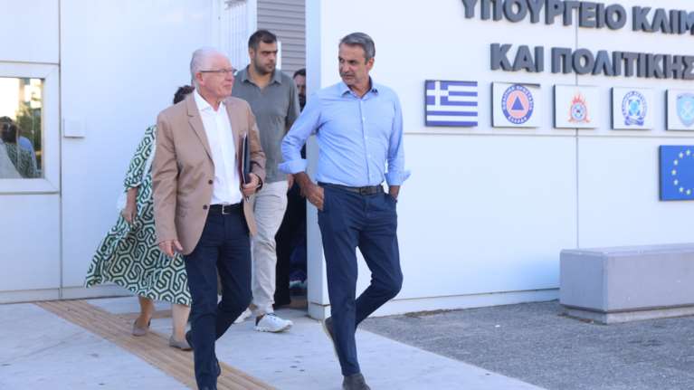 Ο Μητσοτάκης προσπαθεί να μαζέψει τα &quot;σπασμένα&quot; στην Πεντέλη μετά την πρωτοφανή καταστροφή από τις φωτιές