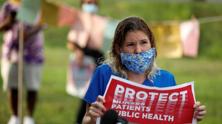 Εκτός ελέγχου η πανδημία στις ΗΠΑ: 5.000 άνθρωποι πεθαίνουν καθημερινά και ο Τραμπ δηλώνει πως ο ιός θα... εξαφανιστεί