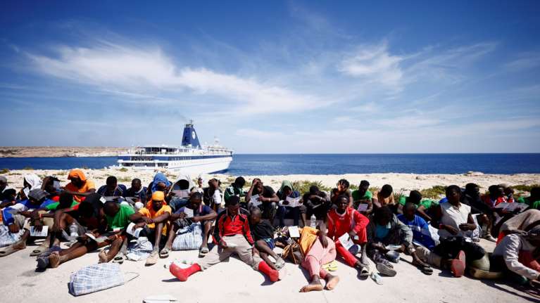 Λαμπεντούζα: Στους 3.800 οι μετανάστες και πρόσφυγες - Μεγάλη επιχείρηση μεταφοράς σε άλλες περιοχές της Ιταλίας