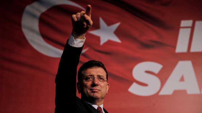 Ο Ιμάμογλου πετάει το γάντι στον Ερντογάν: "Έλα να παλέψεις γενναία, μην προσπαθείς να εξαφανίσεις τους αντιπάλους σου"