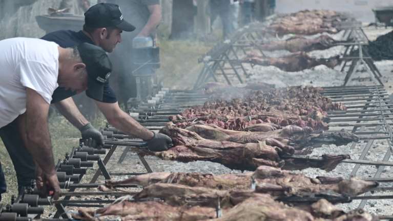 Συμβουλές του ΕΦΕΤ για να μην έχουμε δυσάρεστες εκπλήξεις στο τραπέζι του Πάσχα – Τι να προσέχουν οι καταναλωτές