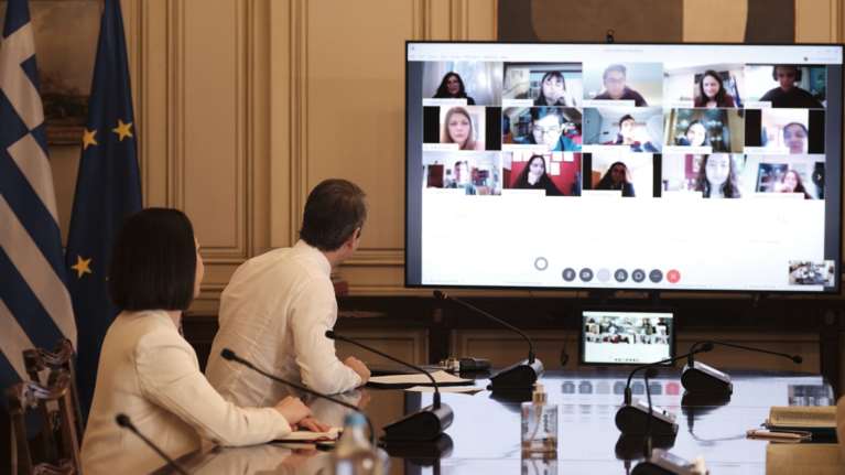 Σε ψηφιακή τάξη μπήκε ο πρωθυπουργός Κυριάκος Μητσοτάκης - Τι είπε με τους μαθητές [εικόνες]