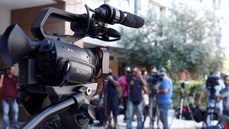 Βολές κατά της κυβέρνησης από ΣΥΡΙΖΑ - ΚΚΕ για το &quot;πάγωμα&quot; της δόσης των καναλιών για τις άδειες