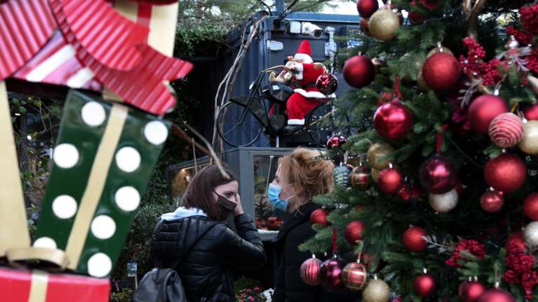 Πώς θα κάνουμε ρεβεγιόν τα Χριστούγεννα: Οι οδηγίες των λοιμωξιολόγων για ασφαλείς γιορτές