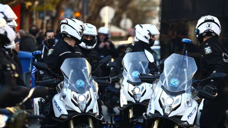 Συναγερμός στο Κορωπί: Τραυμάτισε με κατσαβίδι τρεις αστυνομικούς, μέσα στο AΤ της περιοχής - Πριν είχε επιτεθεί σε πολίτη