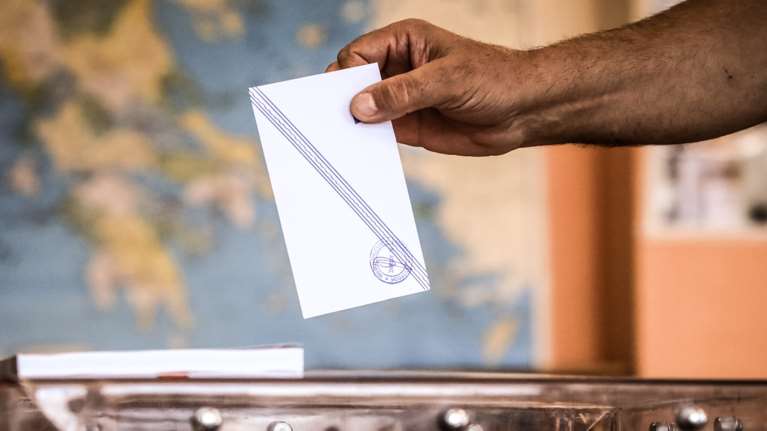 Δημοσκόπηση Pulse: Φθορά της κυβέρνησης λόγω Τεμπών, κερδίζει ο Κασσελάκης τη μάχη με Ανδρουλάκη