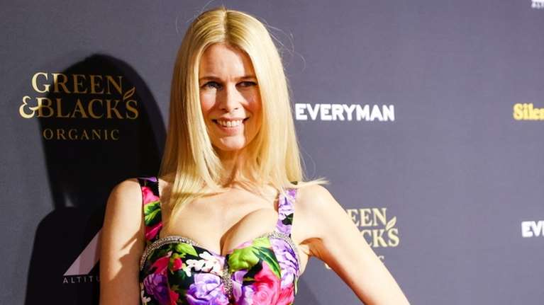 Η Κλόντια Σίφερ στην Αντίπαρο: Μαθήματα στιλ χωρίς μακιγιάζ, με φυσικά μαλλιά και υπέροχο φλοράλ φόρεμα