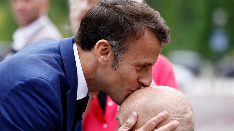 Εκλογές στη Γαλλία: Ο Μακρόν φίλησε το γούρι του, απίθανο να τον βοηθήσει - Συμμετοχή ρεκόρ 59,39% 3 ώρες πριν κλείσουν οι κάλπες