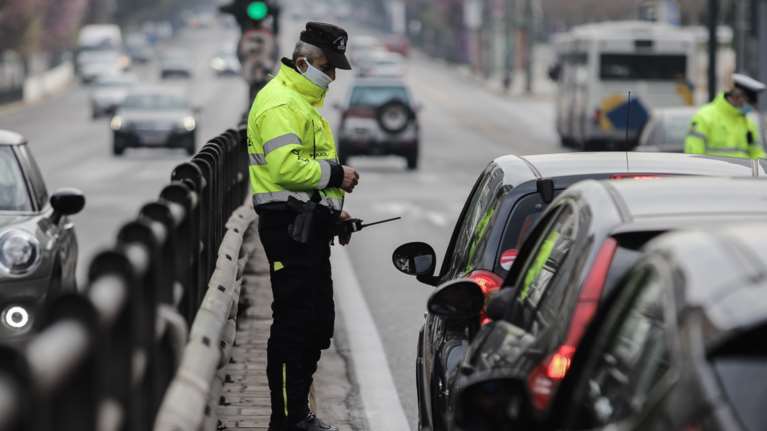 Απαγόρευση κυκλοφορίας: Μπλόκα και έλεγχοι της ΕΛ.ΑΣ. στους δρόμους [εικόνες - βίντεο]