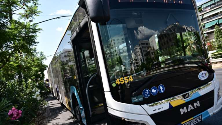 Συνελήφθη άνδρας που κυκλοφορούσε με τσεκούρι μέσα σε λεωφορείο στο κέντρο της Αθήνας - Ενοχλούσε τους επιβάτες