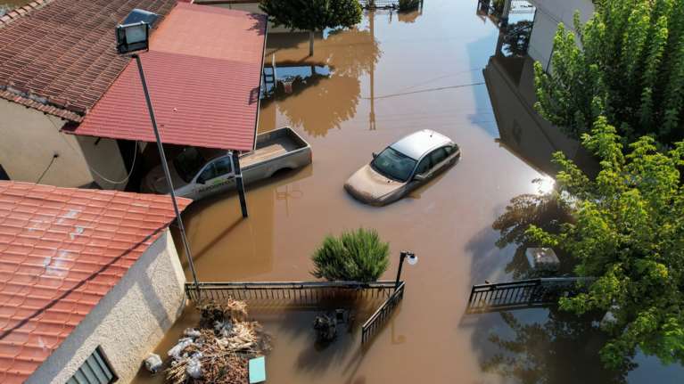 Η Θεσσαλία στις λάσπες: 36 χωριά χωρίς πρόσβαση - Θα χρειαστούν μέρες για να ξανανοίξει η Εθνική Οδός