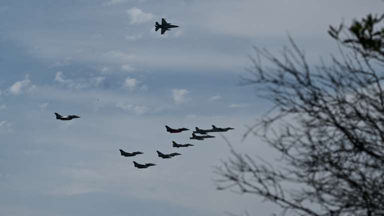 Μαχητικά αεροσκάφη και ελικόπτερα πάνω από την Αθήνα το πρωί της Παρασκευής