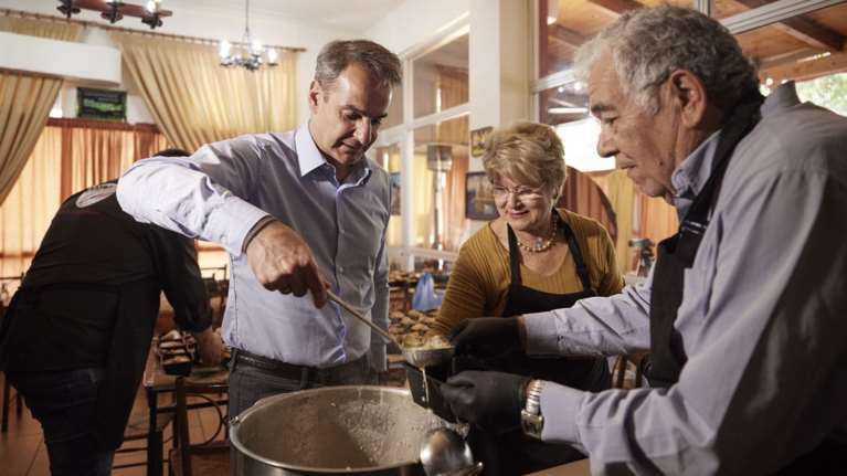 Ο Κυριάκος Μητσοτάκης στην ταβέρνα Κρητικός στο Κερατσίνι: Ετοίμασε γεύματα για τους ανθρώπους που έχουν ανάγκη [εικόνες]