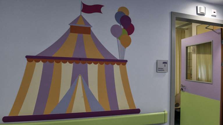 Παίδων: 14χρονος παρενόχλησε σεξουαλικά δύο παιδιά μέσα στο νοσοκομείο - Τον έσπασε στο ξύλο ο νονός του ενός