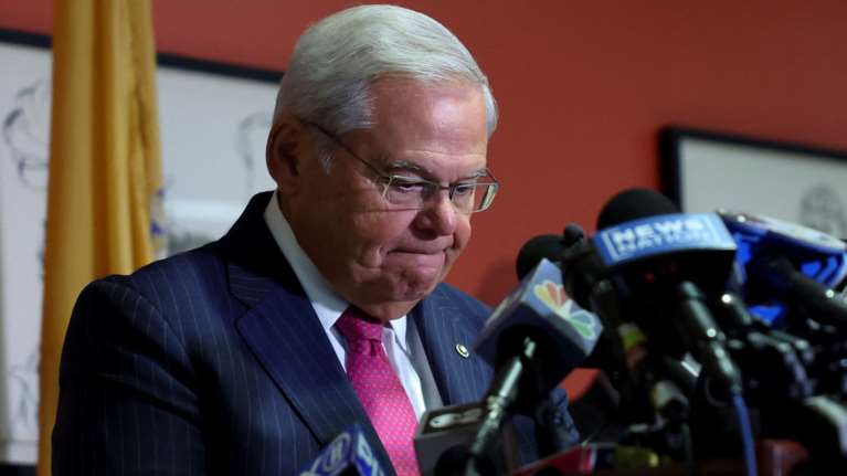 Ραγδαίες εξελίξεις για τον Μπομπ Μενέντεζ: Kατηγορείται και για συνομωσία ως πράκτορας της Αιγύπτου