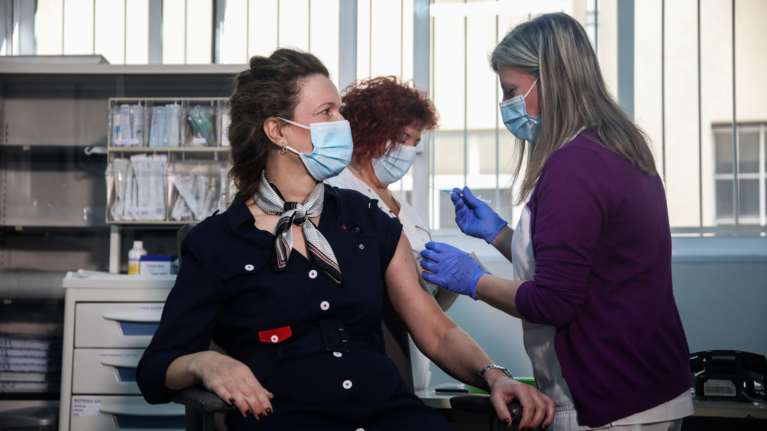 Εμβόλια: Εκνευρισμός στην Ευρώπη για τις καθυστερήσεις της Pfizer- Πιέζει ο Μητσοτάκης για άδεια στην AstraZeneca και πιστοποιητικό