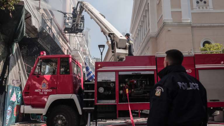 Ένας νεκρός από πυρκαγιά σε εγκαταλελειμμένο κτίριο στο κέντρο της Αθήνας