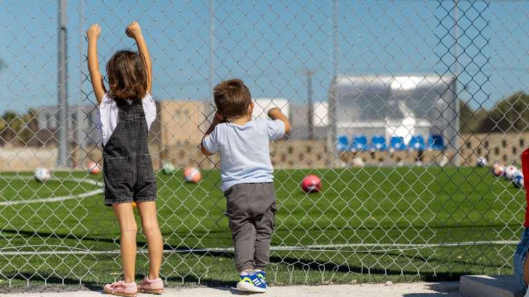 Με τη στήριξη της Invel Real Estate και της PRODEA Investments, ένα νέο γήπεδο ποδοσφαίρου στην Τρυπητή Μήλου