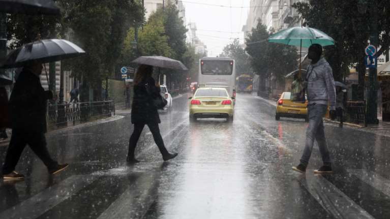 Βροχές και καταιγίδες αλλά και άνοδος της θερμοκρασίας σε ολόκληρη τη χώρα
