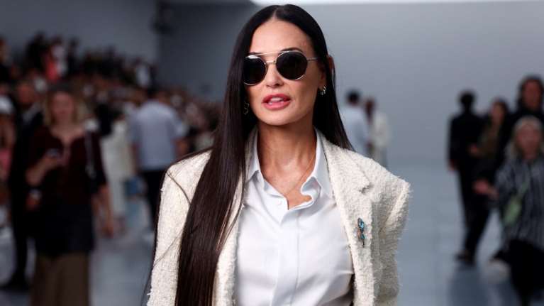 Ντέμι Μουρ: Η κομψή εμφάνιση στο Παρίσι με Dior μπουκλέ κοστούμι και statement mini bag του οίκου