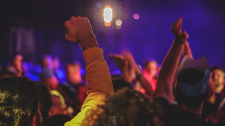 Εγκληματικό: Μπάρμαν σε κορονοπάρτι στην Αθήνα εκτόξευε αέρα στους θαμώνες - Ενας να ήταν θετικός κόλλησαν... όλοι  [βίντεο]