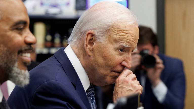 Πελόσι και κορυφαίοι Δημοκρατικοί πιέζουν τον Μπάιντεν: Δεν μπορείς να κερδίσεις τον Τραμπ